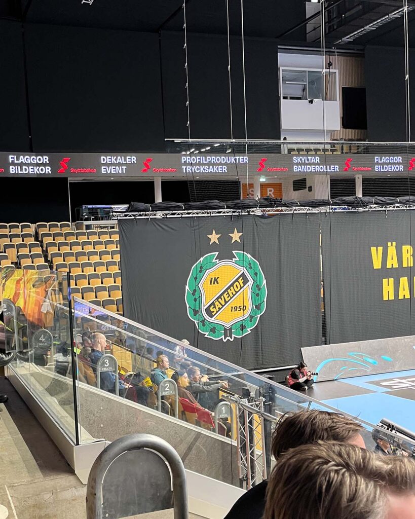 I detta projekt har vi producerat stora arenavepor som nu pryder Partille Arena i IK Sävehof's klassiska färger – svart och gult.