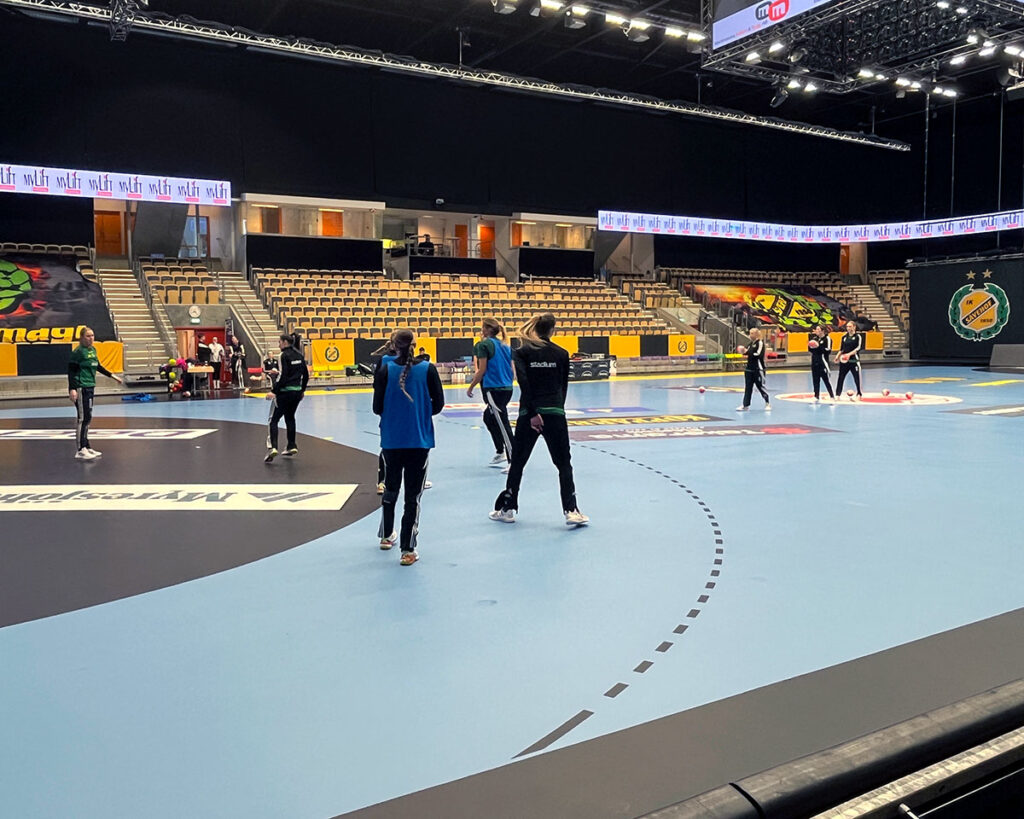 I detta projekt har vi producerat stora arenavepor som nu pryder Partille Arena i IK Sävehof's klassiska färger – svart och gult.