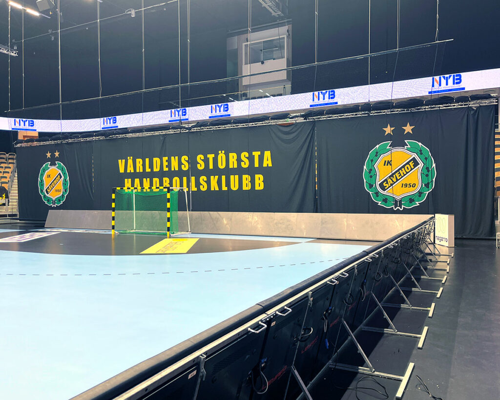 I detta projekt har vi producerat stora arenavepor som nu pryder Partille Arena i IK Sävehof's klassiska färger – svart och gult.