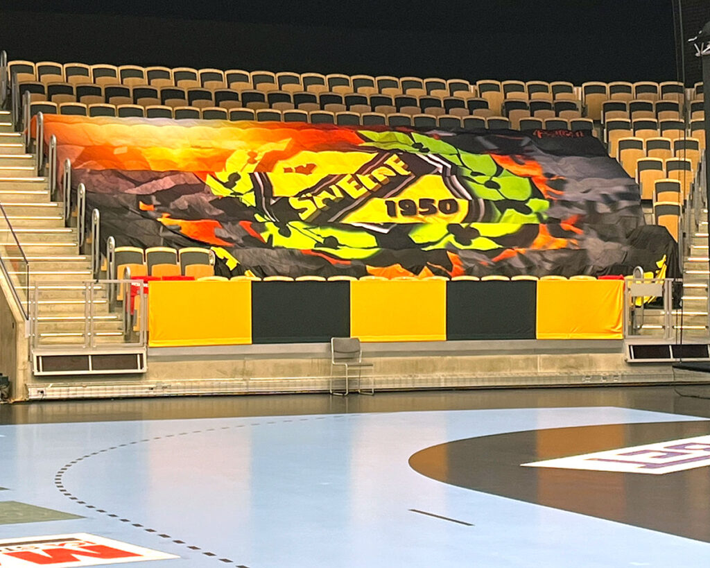 I detta projekt har vi producerat stora arenavepor som nu pryder Partille Arena i IK Sävehof's klassiska färger – svart och gult.