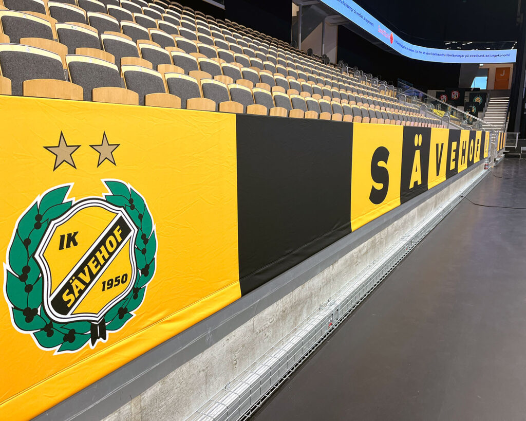 I detta projekt har vi producerat stora arenavepor som nu pryder Partille Arena i IK Sävehof's klassiska färger – svart och gult.