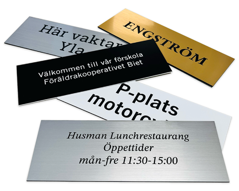 Lasergraverade skyltar i gravyrplast från Skyltfabriken i Partille. Välj mellan standardskyltar eller designa en personlig skylt med dina val.