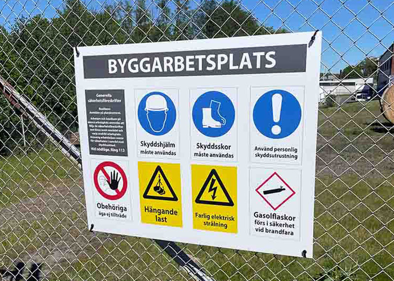 Kombinationsskylt byggarbetsplats med påbudsskyltar och förbudsskyltar för en säker arbetsplats.