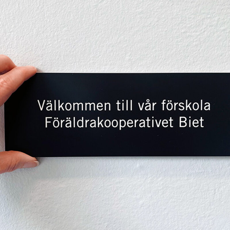 Designa en egen skylt med hjälp av våra färdiga skyltmallar. Välj storlek och kulör och skriv sen din text med önskat typsnitt och storlek. Våra mallar är anpassade för exempelvis dörrskyltar,rumsskyltar, husskyltar, brevlådeskylt, förrådsskylt eller vad du än behöver märka upp eller förmedla.