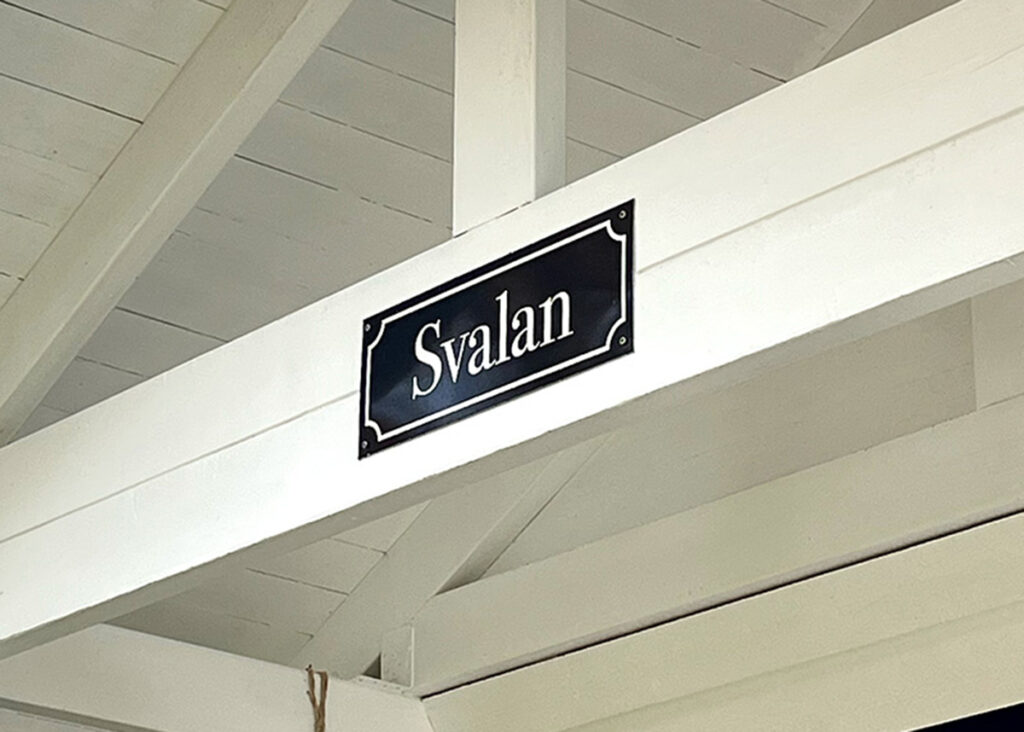 Designa en skylt i klassik emaljlook till ditt hus och beställ online. Våra skyltar är tillverkade av aluminium med blankt laminat, och liknar på så vis en gammeldags husskylt i emalj.