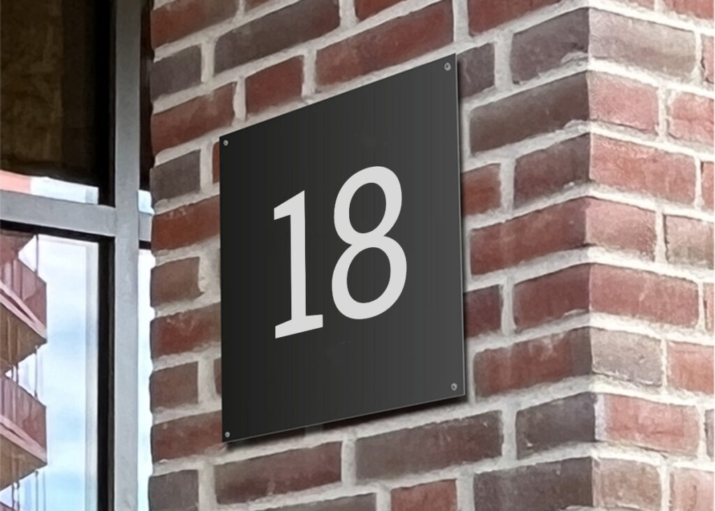 Designa en personlig skylt i modern stil med hjälp av våra designmallar. Skyltarna passar perfekt till hemmet, sommarstugan eller till din fastighet med exempelvis gatunamn, husnummer eller en välkomnande text vid dörren.