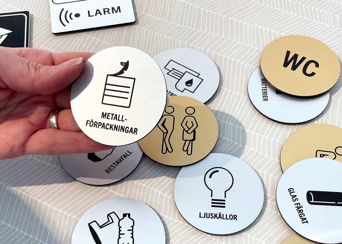 Märk upp ditt kontor, kök, förråd och andra utrymmen med Skyltfabrikens unika och stilrena design av skyltar.