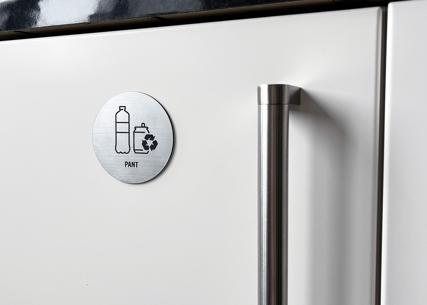 Källsortewringsskylt i gravyrplast med text och piktogram för pant. Passar bra för uppmärkning av återvinning i hemmet, kontoret eller på arbetsplatsen.