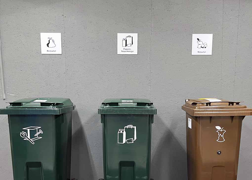 Källsorteringsskyltar i design av Skyltfabriken. Stilren enhetlig design.