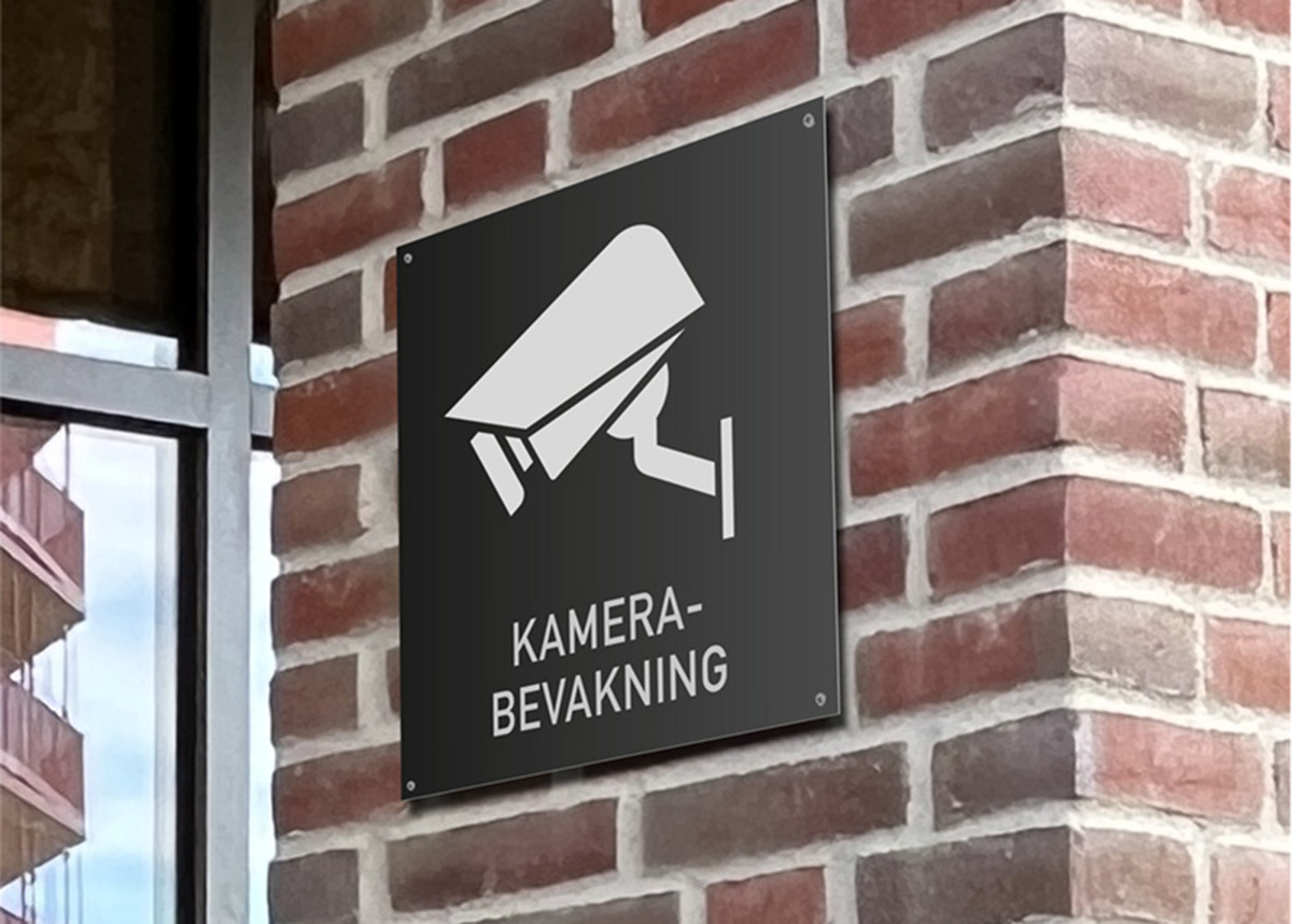 Upplys besökare om att det pågår kamerabevakning  på platsen med tydliga skyltar både utomhus och inomhus. Vi erbjuder kamerabevakningsskyltar i unika och stilren design som håller samma höga kvalitet som hela Skyltfabrikens utbud av standardskyltar.