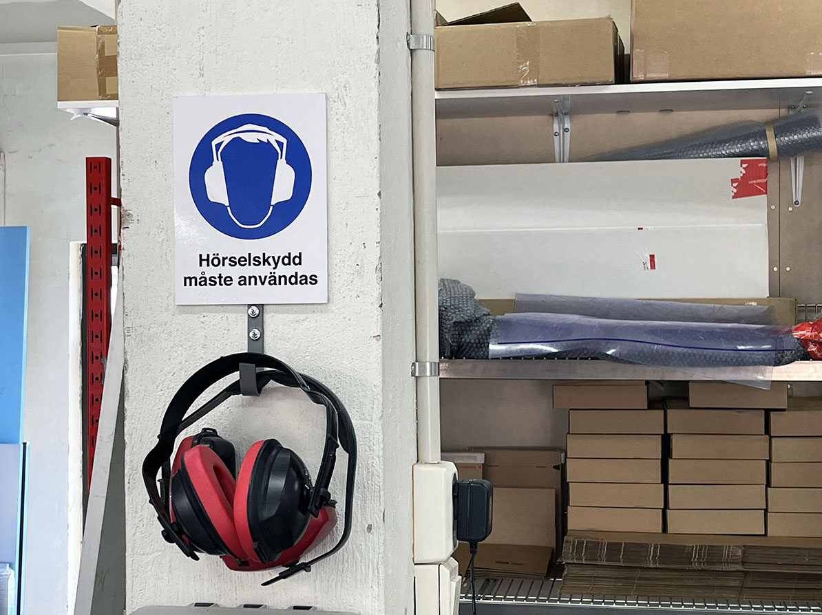 Påbudsskyltar i standardutförande som uppmärksammar påbud på arbetsplatsen eller i en publik miljö. En påbudsskylt uppmanar besökare och personer inom ett visst område hur du bör uppföra dig eller tänka på.