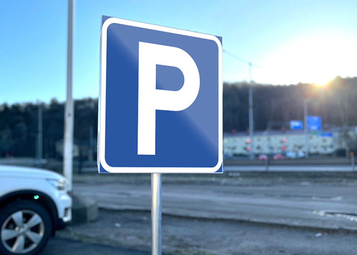 Skyltfabriken tillverkar parkeringsskyltar i standardutförande med printad reflexvinyl. Finns med bearbetningsalternativen kantbockning samt med och utan skruvhål.