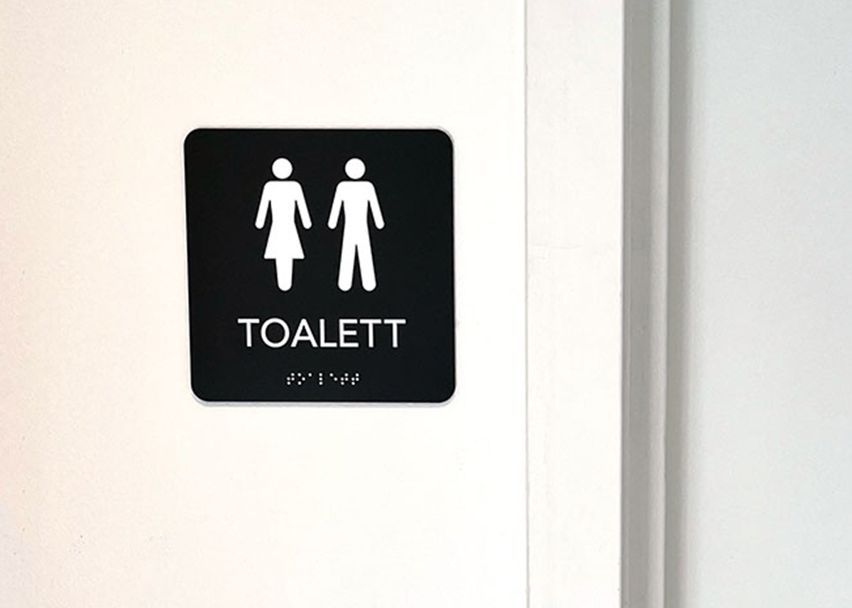 Taktila skyltar är skyltar vars information läsas både med synen och med känseln. Detta för att alla ska ha möjlighet att kunna tyda informationen. Braille (blindskrift), upphöjd skrift, upphöjda symboler och piktogram är exempel på taktila medel som används för dessa typer av skyltar.