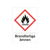 Varningsskylt i standardutförande med piktogram och text Brandfarliga ämnen. Vit bakgrund och piktogram i rött och svart.