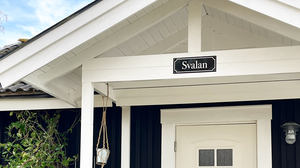 Husskylt med emaljlook till sommarstugan, huset eller fastigheten. Designa skylten själv med egen text. finns i flera olika format och kulörer.