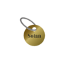 Exempel på rund namnbricka i guld med graverad svart text.