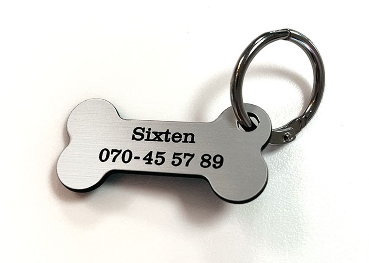 Kategoribild för namnbrickor till hundhalsband, katthalsband eller nyckelnippan. Skapa en design med egen text som till exempel namn eller telefonnummer och beställ online!