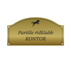 Valvformad plakett i guld med häst till stallet eller huset. Lasergraverad text i svart. storlek 225x112 mm, monteras med skruv alternativt dubbelhäftande tejp.